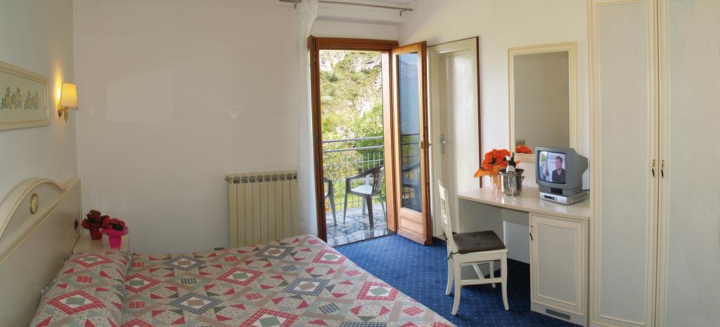 Hotel Rosalpina Riva del Garda Dış mekan fotoğraf